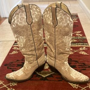 Women’s size 9 tall lace Corral cowgirl boots. Great condition.